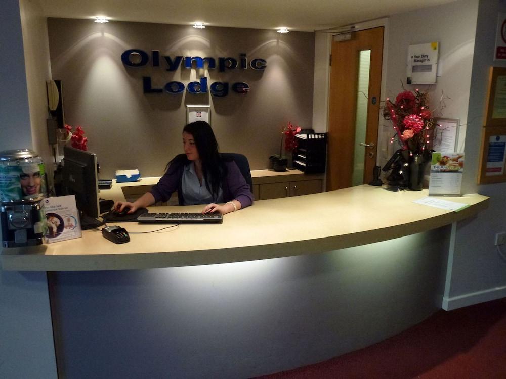 The Olympic Lodge Aylesbury  Extérieur photo