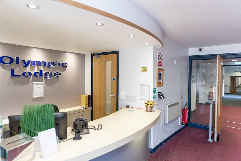 The Olympic Lodge Aylesbury  Extérieur photo