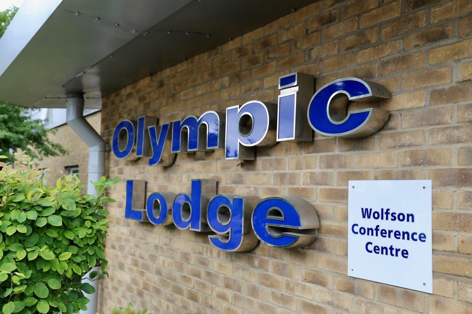 The Olympic Lodge Aylesbury  Extérieur photo