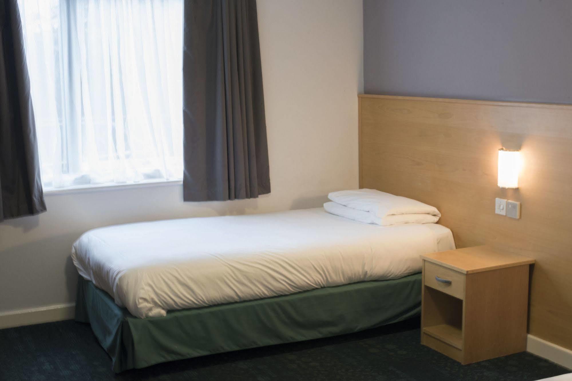 The Olympic Lodge Aylesbury  Extérieur photo