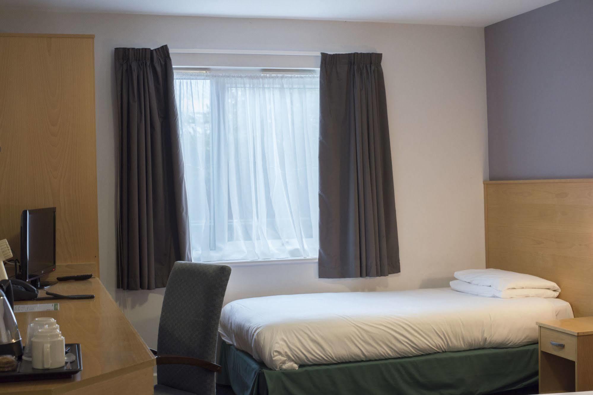 The Olympic Lodge Aylesbury  Extérieur photo