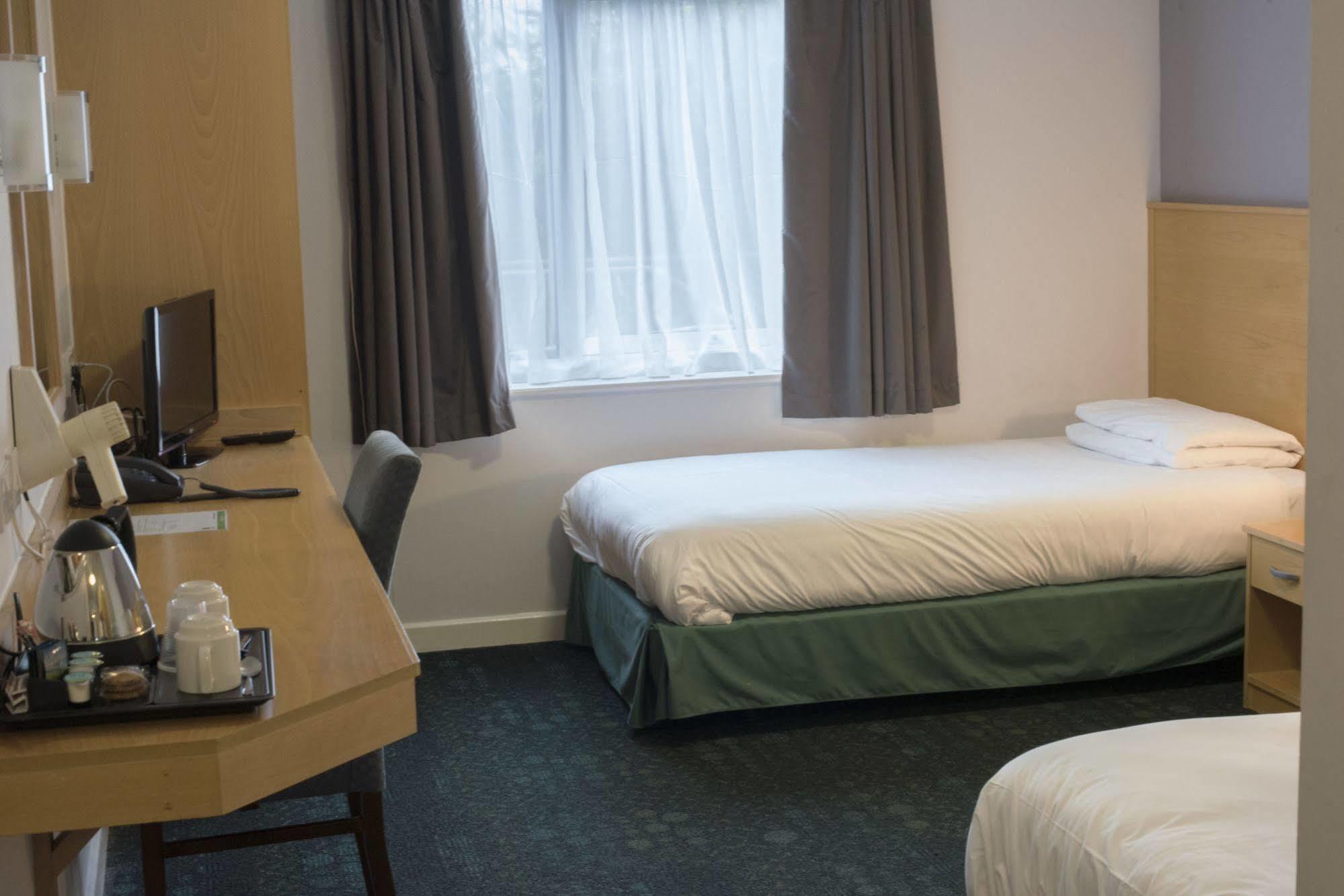 The Olympic Lodge Aylesbury  Extérieur photo
